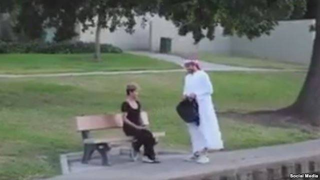 فيديو”:  “ ماذا يحمل هذا العربي في حقيبته؟ شاهد رد فعل أميركيين