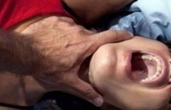 أخرته عن رحلته فخنقها حتى الموت!