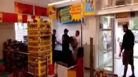 بالفيديو سياسي ألماني يقيد لاجئا عراقيا إلى شجرة
