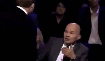 بالفيديو محلل سياسي يتعرض للضرب مباشرة على الهواء!