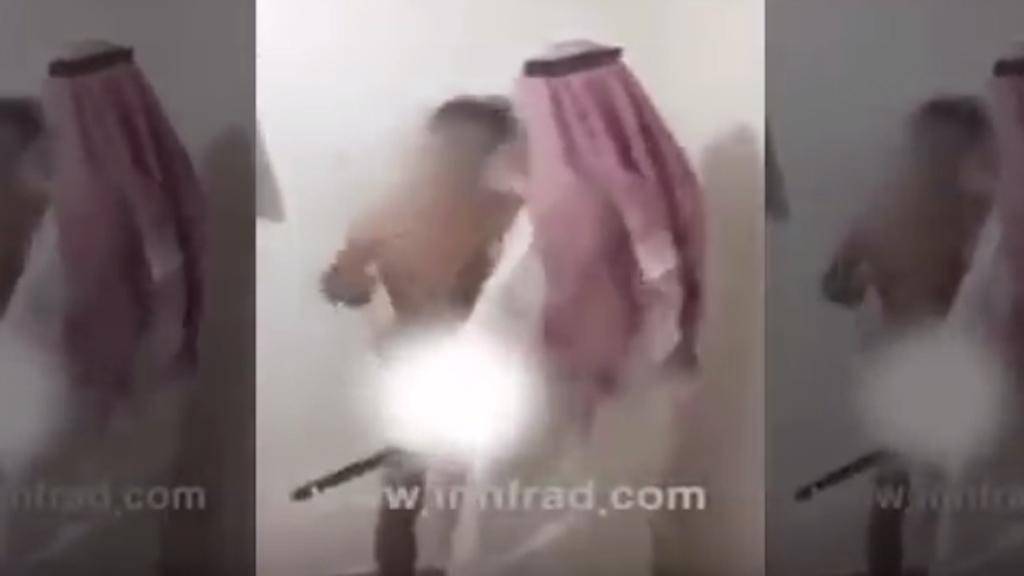 في الكويت... ضرب وإهانة عامل مصري بعد تجريده من ملابسه
