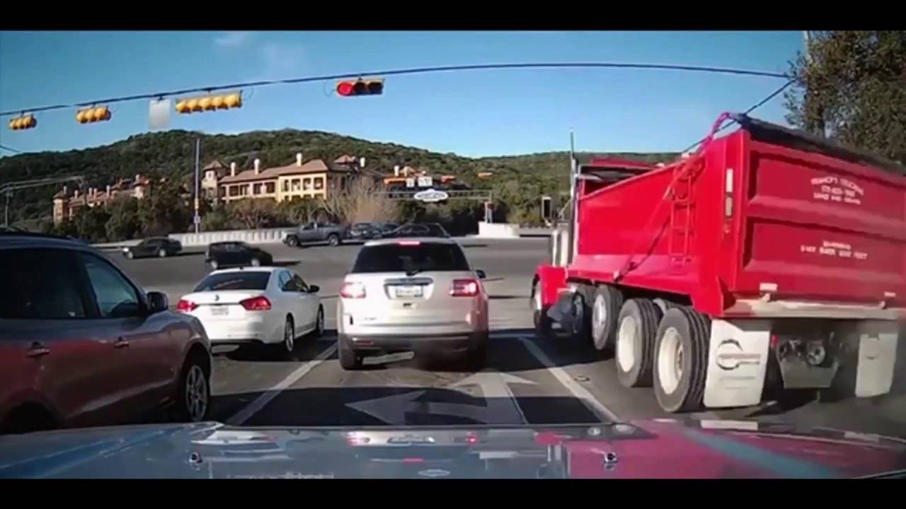 حادث سير مرعب .. ليس للقلوب الضعيفة شاحنة تسحق عدة مركبات دفعةً واحدة! فيديو