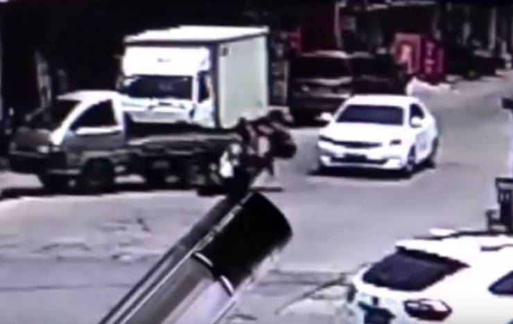 فيديو: لحظة إنقاذ امرأة من الموت دهسا أسفل سيارة