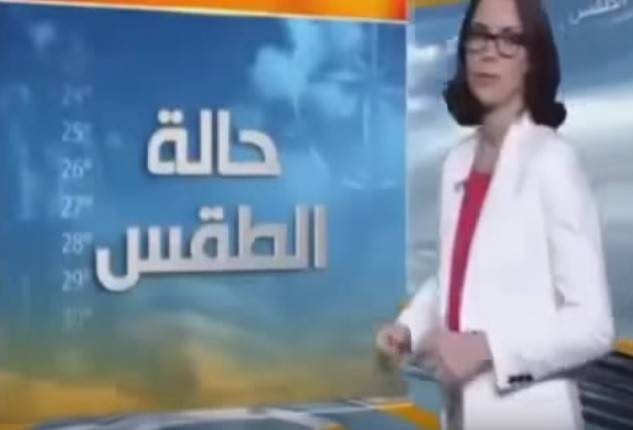 بالفيديو: موقف محرج لمذيعة الطقس على الهواء يدفعها الى مغادرة الاستوديو !