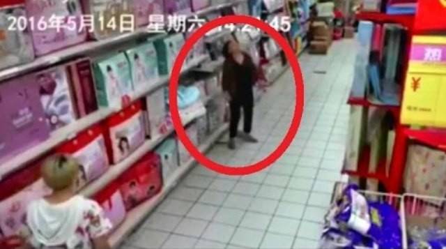 بالفيديو.. امرأة تُصاب بمسّ وتنهار بشكلٍ مرعب داخل مركز تجاريّ!