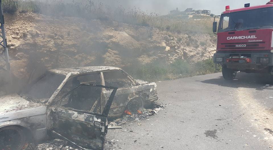 احتراق سيارة على طريق كفرمسحون في جبيل