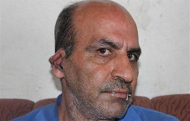 لاجئ في تركيا يخيط فمه وأذنيه.. والسبب؟
