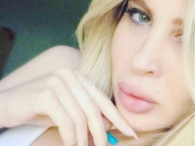 قناة تليفزيونية عربية ستعرض أفلاماً إباحية وفضائح لفنانات!