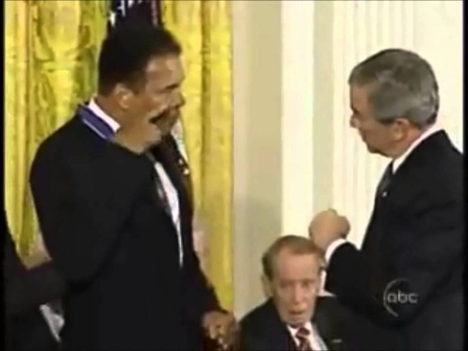 بالفيديو: هكذا رد الراحل محمد علي كلاي على بوش عندما سخر منه