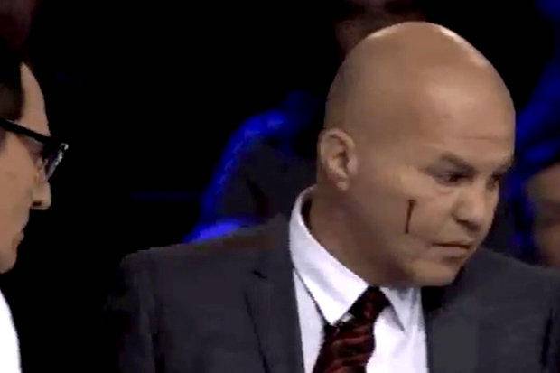 بالفيديو: صحفي يضرب محللاً سياسياً  ضرباً مبرحاً ويفقده توازنه على الهواء مباشرة!