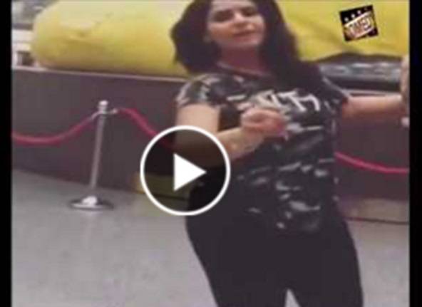 بالفيديو: شاهد وصلة رقص مثيرة من مذيعة شهيرة فى المطار !