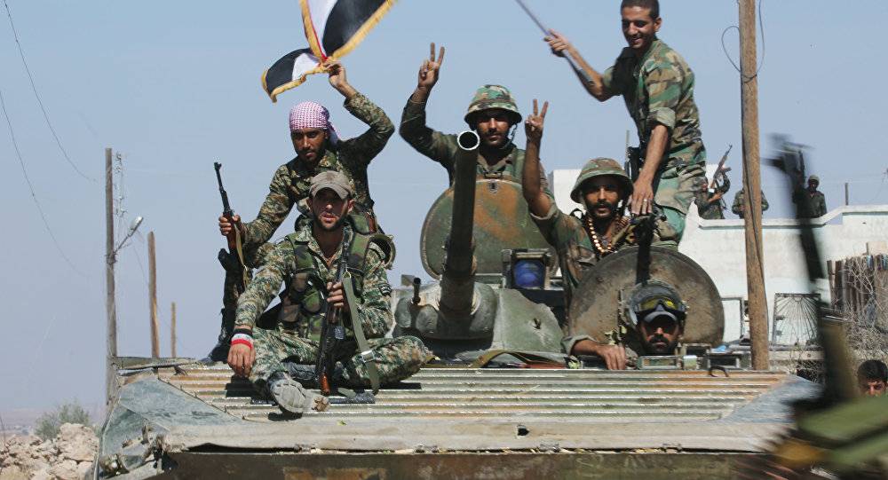 الجيش السوري يفصله عن مطار الطبقة 25 كلم