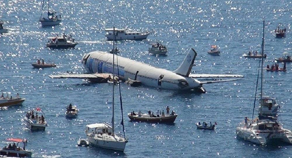 بالصور... تركيا تغرق طائرة ركاب فى بحر إيجه