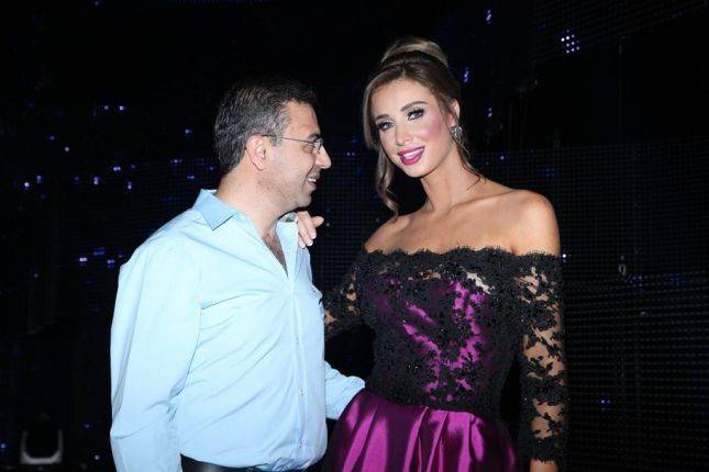 هكذا بدت انابيلا  في عزاء حماتها!