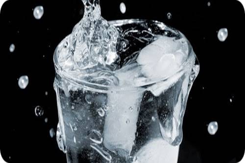 خطير جدا .. هذا ماذا يفعله الماء البارد بجسمك بعد الافطار