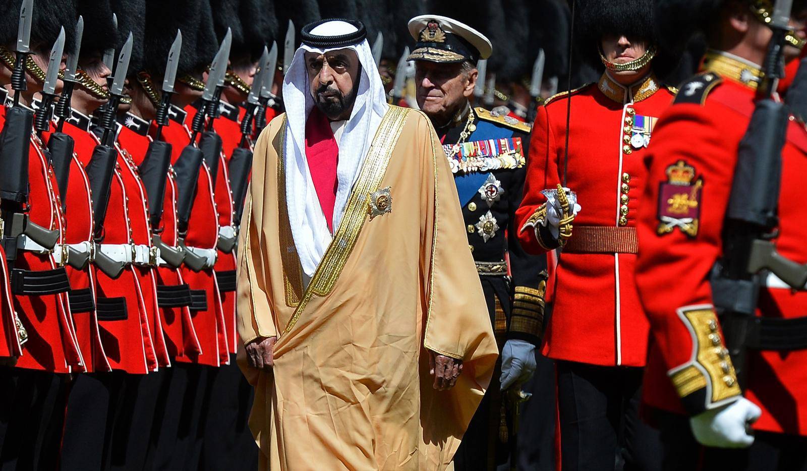 أكاديمي إماراتي يكشف “السر” وراء إذاعة خبر سفر الشيخ #خليفه_بن_زايد
