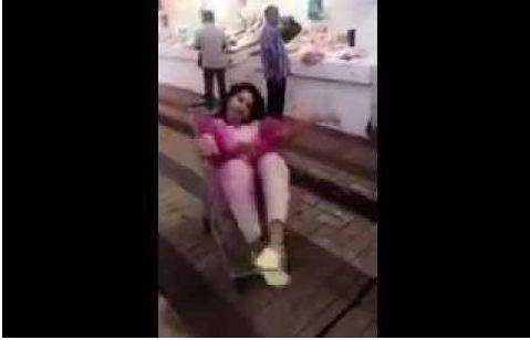 بالفيديو.. أفعال غريبة لمذيعة شهيرة داخل مركز تجاري