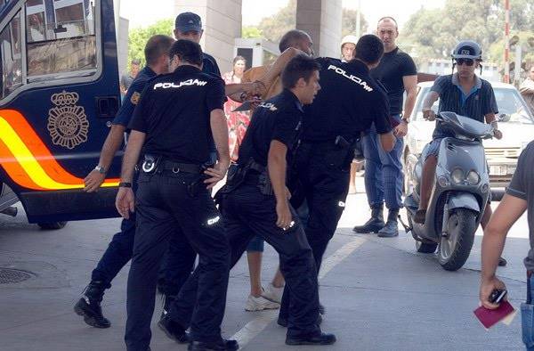 الشرطة الإسبانية تعتقل مغربيا بتهمة تجنيد عناصر لحساب تنظيم داعش