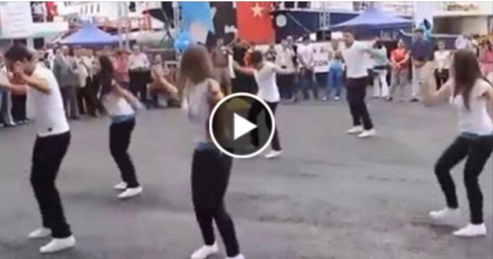 بالفيديو: شاهد وصلة رقص نسائية فى الطريق العام تشعل مواقع التواصل