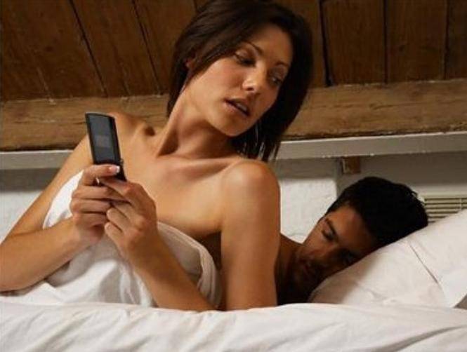 تراقبين هاتفه خلسة؟ اقرأي هذا الخبر