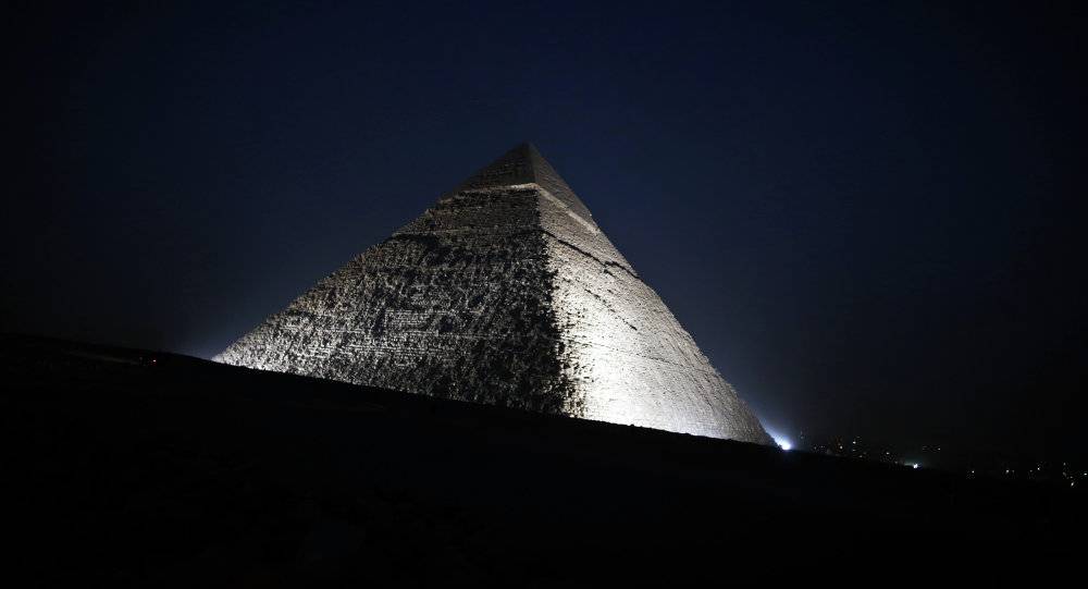 من المستحيل نسف الأهرامات المصرية