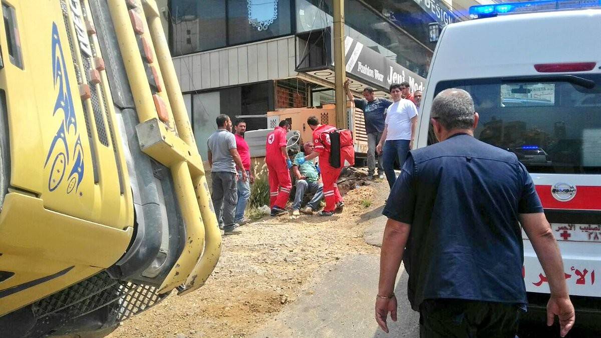 بالصور: حادث مروع.. تدهور شاحنة وإصطدامها بـ3 سيارات!
