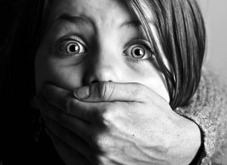 بالفيديو.. حاول خطف ابنتها وهذا ما فعلته!