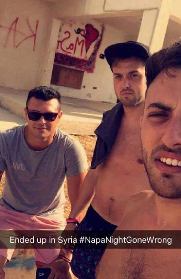 بالصور| 3 شبان من بريطانيا يصلون لسواحل طرطوس بالخطأ!