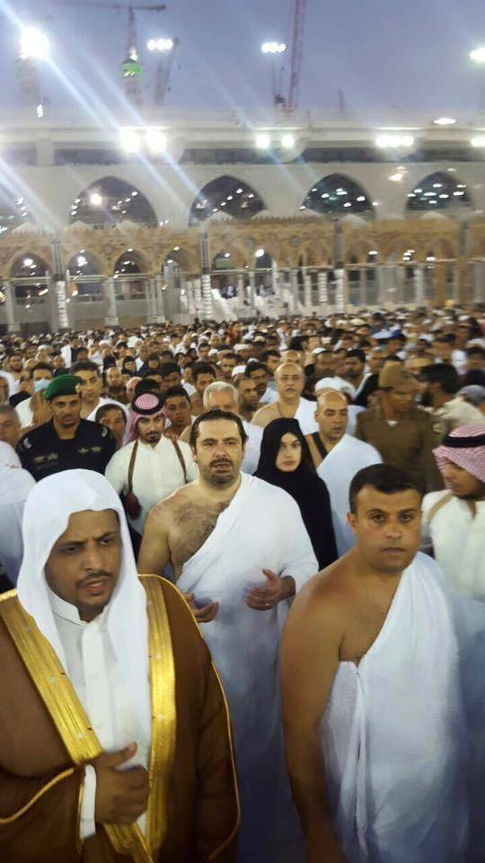 بالصور.. الحريري يؤدي مناسك العمرة