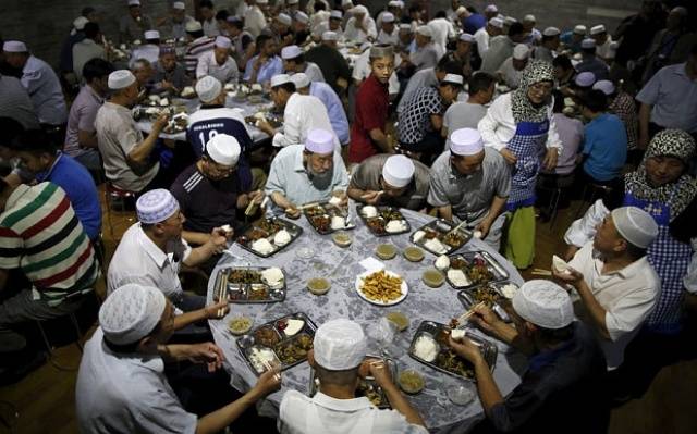هذه دولة تمنع سكانها من الصلاة والصوم في رمضان!