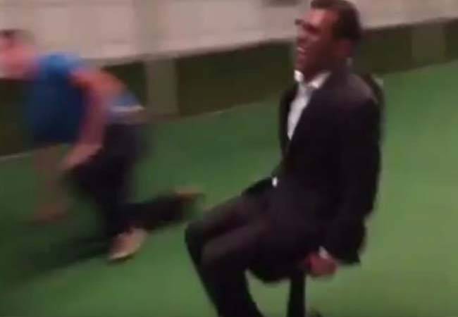 بالفيديو.. رئيس سابق يلعب بالكراسي بعد أن أطاح به انقلاب عسكري