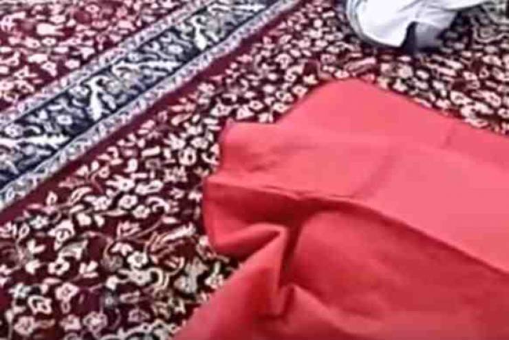 فيديو- رجل يفارق الحياة بعد صلاة العشاء مباشرة بأحد المساجد!!