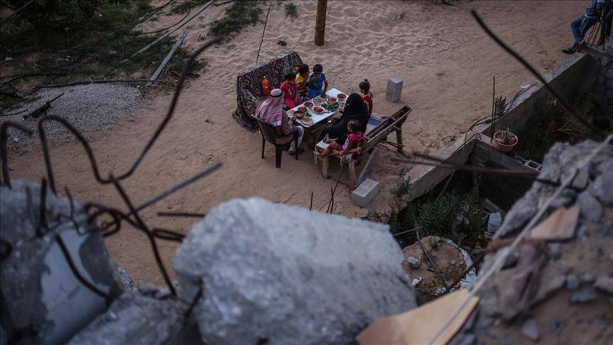 بالفيديو- أسرة فلسطينية تفطر قرب ركام منزلها بعد عامين من الحرب