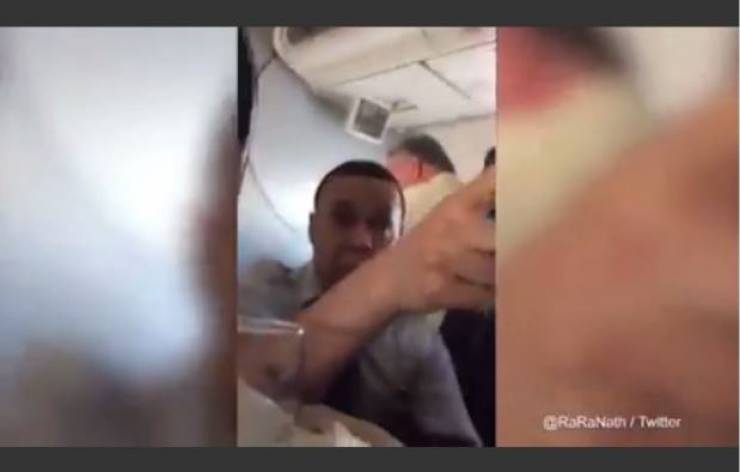 مشاجرة قوية بين مضيف طيران و راكب..بسبب!!