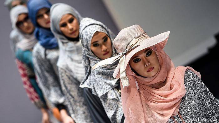 مصممو الأزياء يقتحمون عالم الحجاب ويضفون عليه بعدا آخر