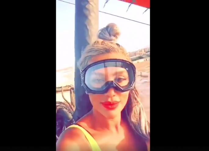 فيديو: مايا دياب تمارس هواية الطيران فوق البحر بإطلالة جريئة!
