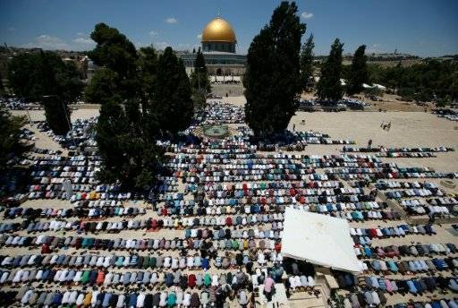 عشرات آلاف الفلسطينيين يتوجهون الى المسجد الاقصى رغم القيود