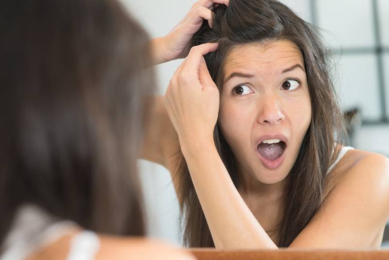 حيل ذكيّة لإخفاء الشيب من دون صبغة