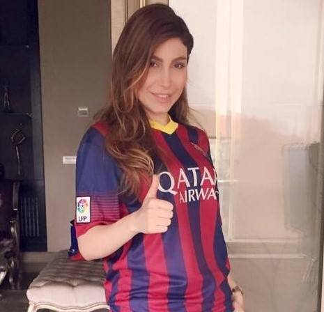 بالصور: ميسي يهدي الكأس الاسبانية ليارا