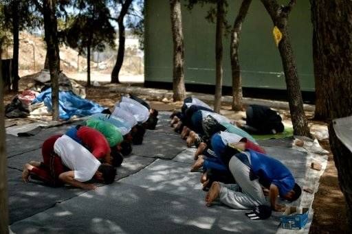 رمضان يشكل تحديا للمهاجرين العالقين في اليونان