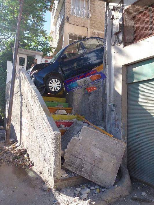 سيارة تقع على صاحبها في اليمونة والنتيجة....