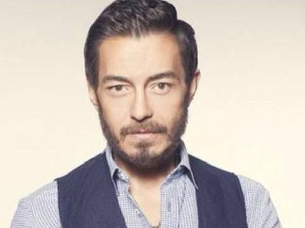 بالفيديو:  نوبة ذعر وصراخ تصيب الفنّان أحمد زاهر بسبب الأسد !