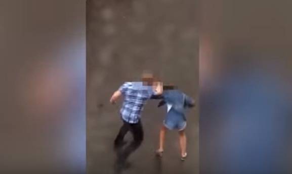 فيديو| شجار عنيف ينتهي بالدماء بين رجل وحبيبته في الشارع!