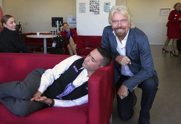 صورة مدير Virgin مع أحد الموظفين تشعل مواقع التواصل الاجتماعي.. فما قصتها؟