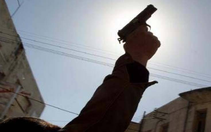 حاول استفزاز جاره بإطلاق النار فوقع في الفخ