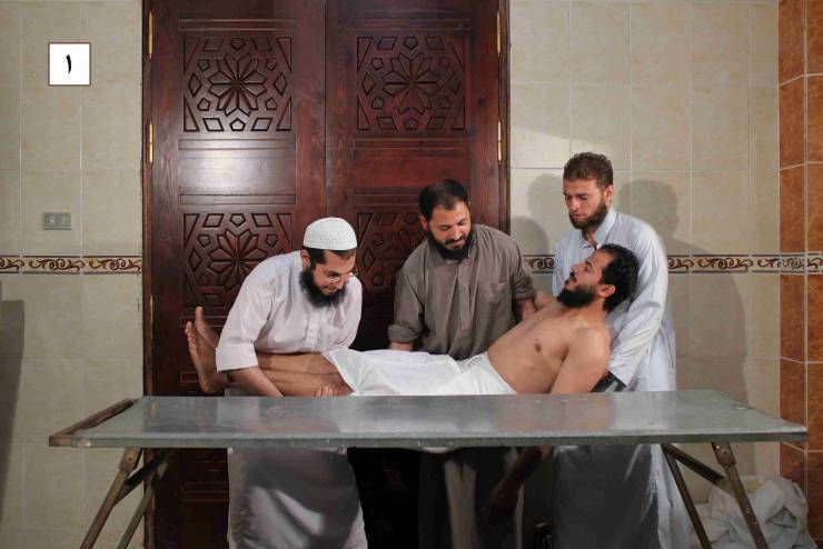 فيديو|لماذا يوضع القطن في فم الميت وأذنيه؟