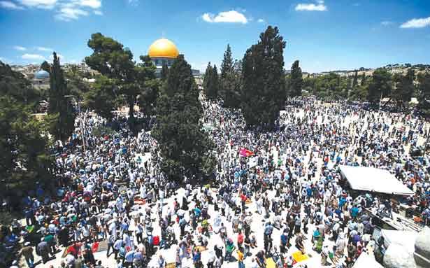 الفلسطينيون يتدفقون على الاقصى «متحدّين» اجراءات العدو
اعتقالات واسعة وحصار شامل للضفة والقطاع