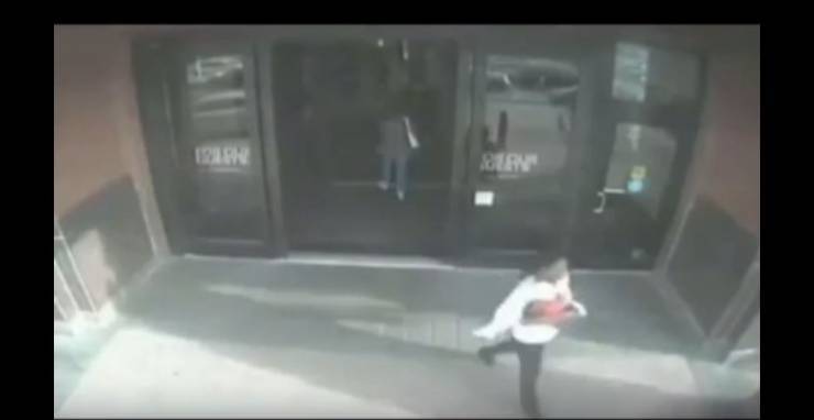 فيديو:  لحظة اختطاف امرأة لطفل بعد مغافلة والدته!