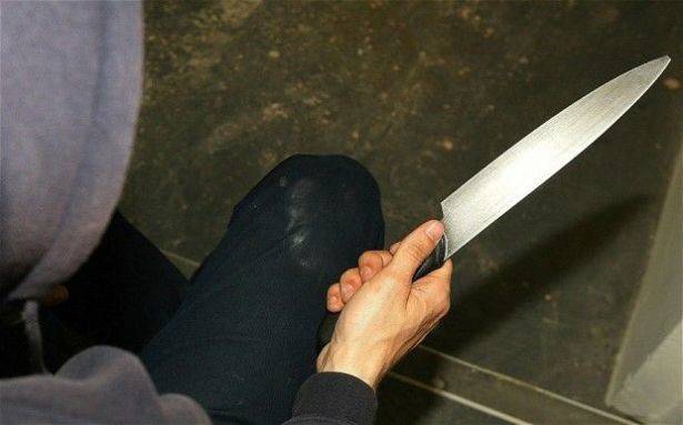 طعنة في البطن وضربة على الرأس.. والسبب عقار!