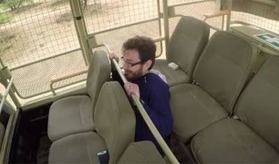 بالفيديو.. ممثل مشهور يبكي بشكل هستيري بسبب مقلب!